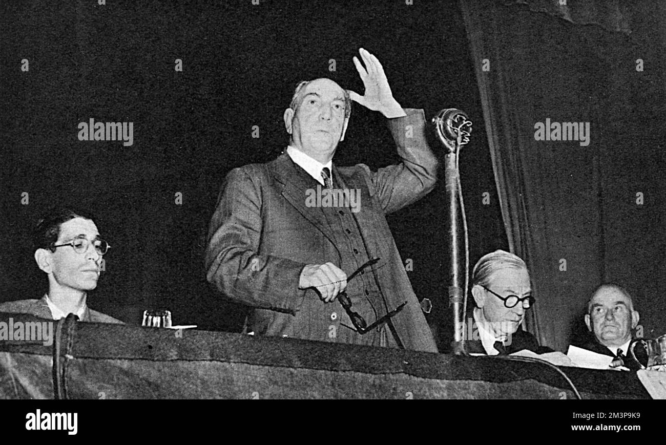 À la Conférence du Parti travailliste de 1952, tenue à Morecambe, James Griffiths, député de Llanelli, est au micro. Il avait été réélu à l'exécutif national du parti avec un vote accru. Il était le seul politicien à droite du parti à conserver sa place au sein de l'exécutif qui était par ailleurs dominé par les soutiens d'Aneuvin Bevan. Date: 1890 - 1975 Banque D'Images