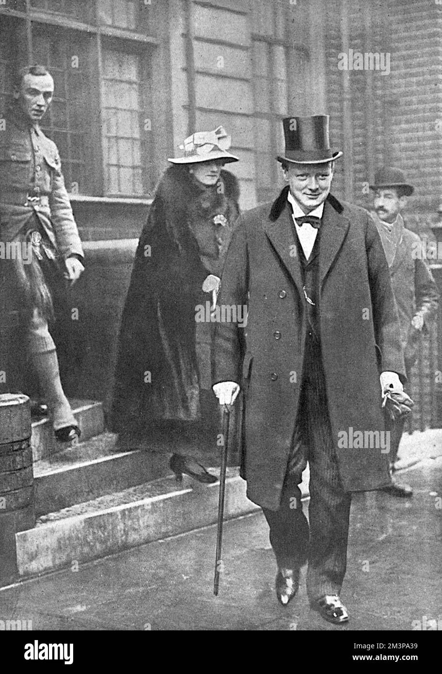 Sir Winston Churchill (1874-1965) photographié en 1916, revenant de la ligne de front, disant que son "esprit est maintenant clair", pour parler en faveur du rappel de Lord Fisher à l'Amirauté. Ici, il quitte sa maison avec sa femme Clementine Churchill (1885-1977), en route pour Westminster. Date: 1916 Banque D'Images