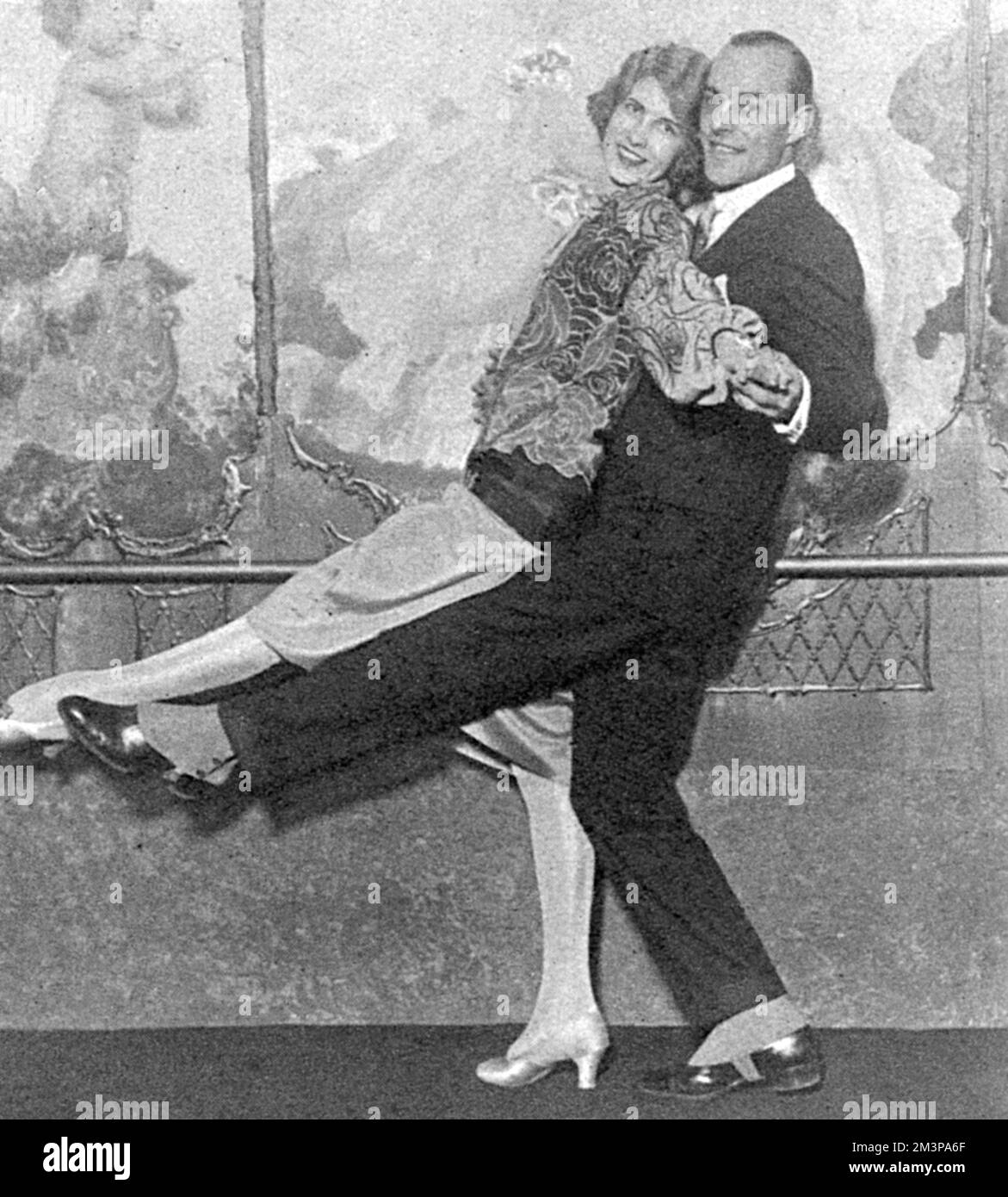 Le célèbre danseur Maurice Mouvet et sa mariée seront Eleanora Ambrose, la fille d'un millionnaire pétrolier de Kansas City, posant pour la caméra. Date: 1926 Banque D'Images