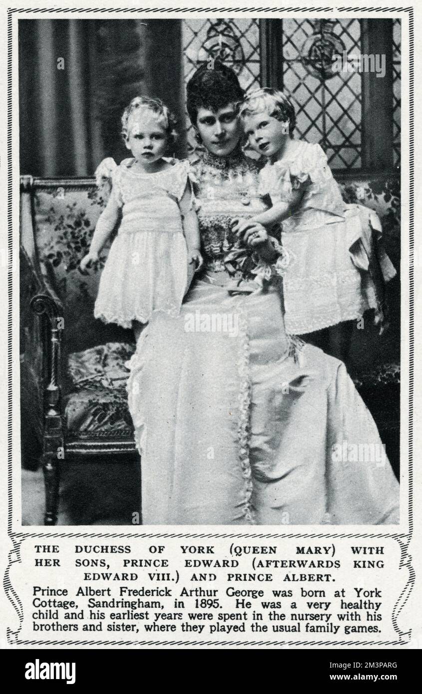 Duchesse de York (plus tard la reine Mary consort), avec ses deux fils aîné, (à gauche) Prince Albert, duc de York (plus tard le roi George VI), (1895 1952), et (à droite) Prince Edward de Galles (plus tard le roi Edward VIII), puis duc de Windsor. Vers 1897 Banque D'Images