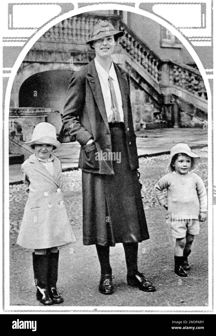 Lady Coventry, anciennement Nesta donne Philips, et ses deux plus jeunes enfants, Lady Maria Coventry (né en 1931) et Lord Deerhurst, George William Coventry (né en 1934), au domaine familial de Croome court. Lord Deerhurst deviendrait le comte de Coventry de 11th à l'âge d'or de 6 ans en juillet 1940, lorsque son père, le comte de 10th, fut tué en action alors qu'il servait au régiment de Worcester en France. Date: 1936 Banque D'Images