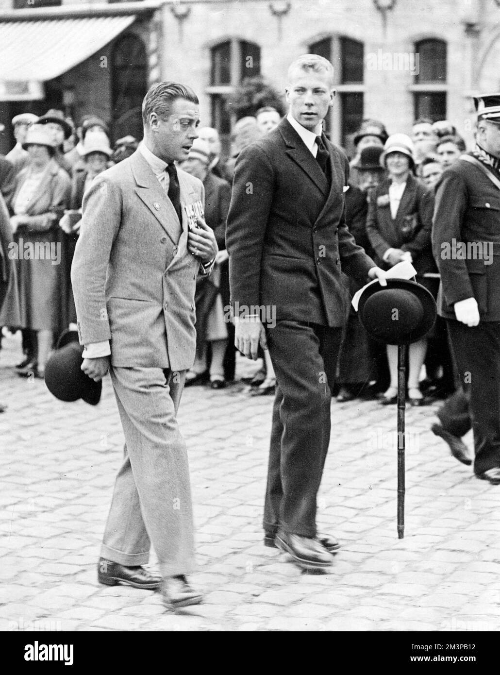 Le Prince Edward du pays de Galles (future Edward VIII) parmi les pèlerins : la grande cérémonie de souvenir à la porte Menin, Ypres. Le prince dirige 11 000 pèlerins de guerre de la Légion britannique, et est photographié ici en décroissant des médailles de guerre, Et accompagné du prince Charles de Belgique(1903-1983) dans le cortège à la porte Menin.plus tard, Edward deviendra duc de Windsor (1894 1972), roi du Royaume-Uni, jusqu'à son abdication un an plus tard, pour épouser Wallis Simpson. Date: 1928 Banque D'Images