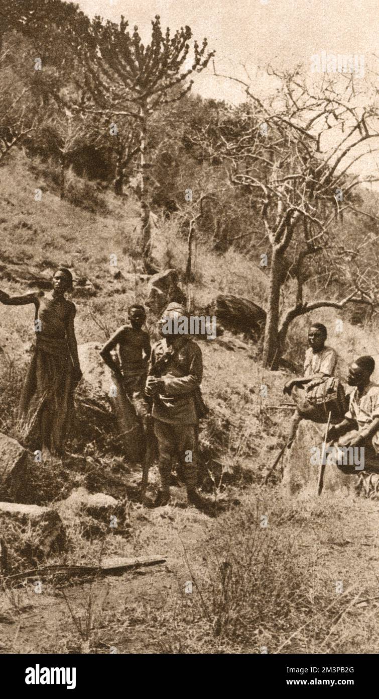 Les troupes indiennes patrouillent en Afrique de l'est pendant la première Guerre mondiale, interrogeant pour des nouvelles de l'ennemi. Date: 1916 Banque D'Images