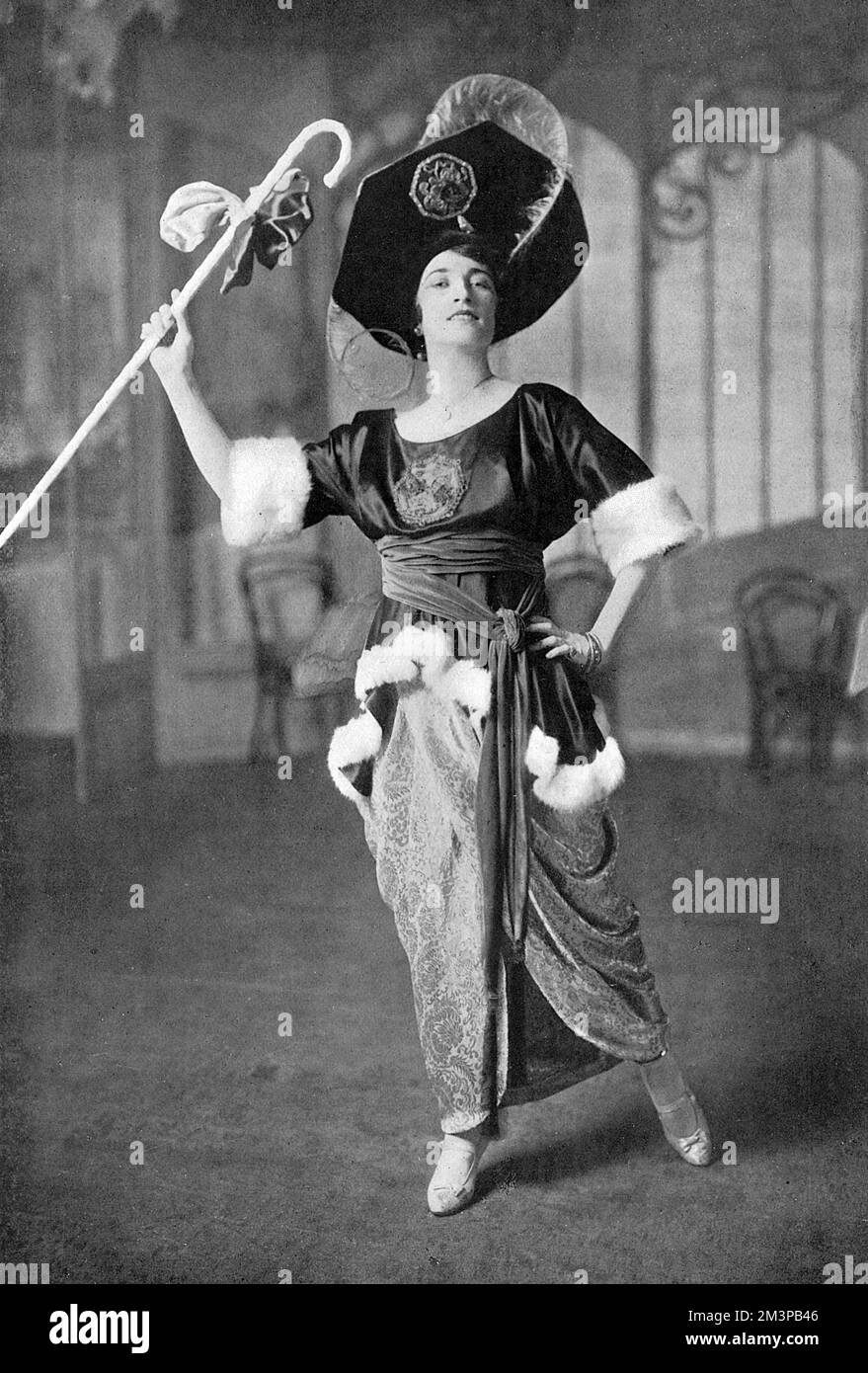 Ethel Levey (1880 - 1955), actrice et chanteuse américaine, photographiée en costume pour une nouvelle revue, « Hullo Tango », qui se joue à l'hippodrome de Londres en 1914. Banque D'Images