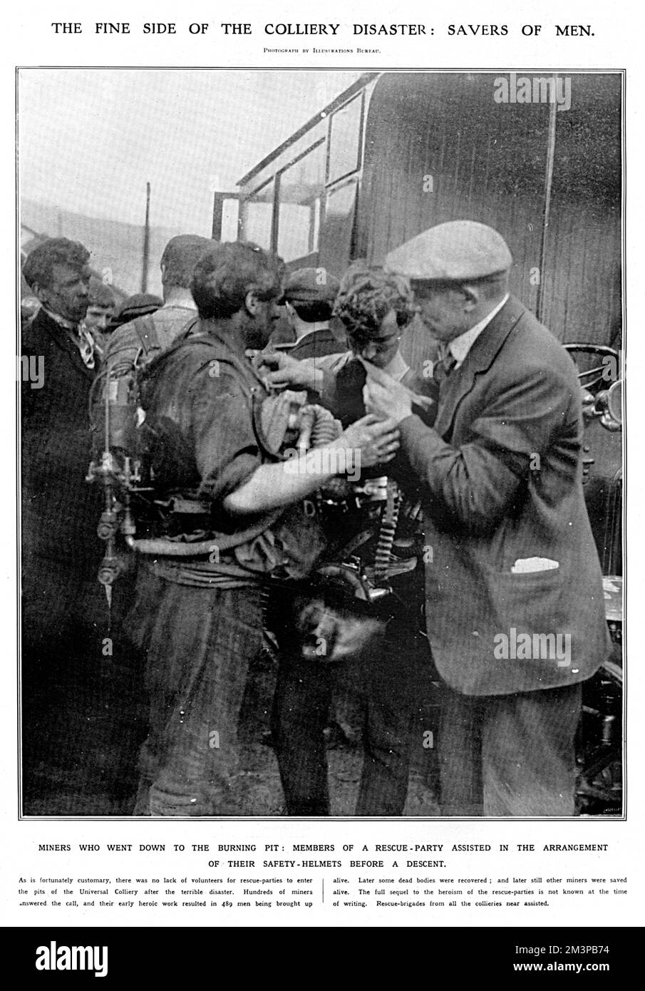 Scène à la catastrophe de la mine de charbon Senghenydd, près de Caerphilly, Glamorgan, pays de Galles du Sud. Au total, 439 mineurs ont été tués, ce qui en fait le pire accident minier du Royaume-Uni. Ici, les membres de la partie de secours sont représentés, aidés dans l'arrangement de leurs casques de sécurité avant une descente dans la fosse brûlante. Date : 14th octobre 1913 Banque D'Images