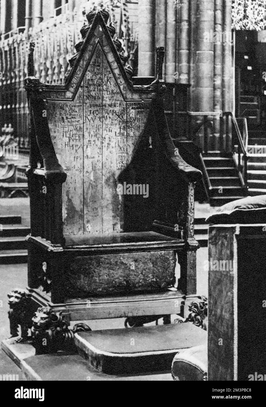 La chaise de couronnement, c1937. Historiquement connu sous le nom de président de St Edward ou de président du roi Edward, est la chaise sur laquelle les monarques britanniques siègent lorsqu'ils sont investis de régalia et couronnés à leur couronnement. Il a été commandé en 1296 par le roi Edward I (1239-1307) pour contenir la Pierre de Scone. Banque D'Images