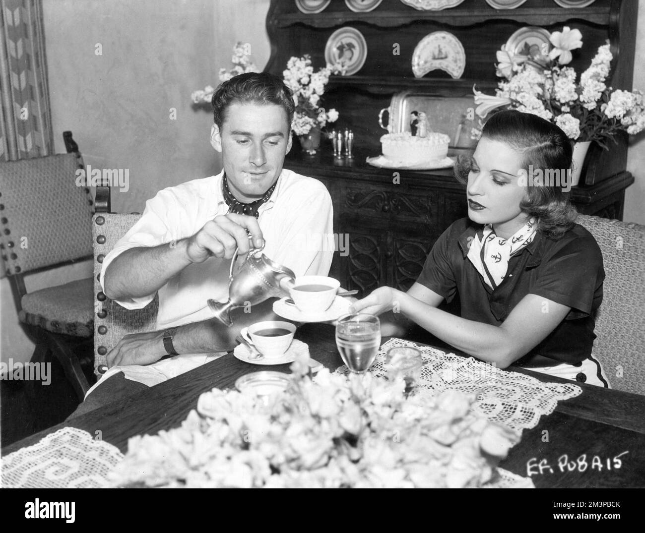 ERROL FLYNN et sa femme récemment wed 1st actrice LILI DAMITA à la maison en 1935 publicité pour Warner Bros. Banque D'Images ERROL FLYNN et sa femme récemment wed 1st actrice LILI DAMITA à la maison en 1935 publicité pour Warner Bros. Banque D'Images