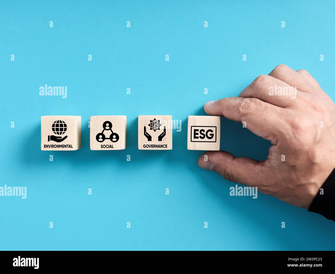 Gouvernance sociale environnementale. Concept de développement durable des sociétés. Main masculine arrange les blocs de bois avec le mot ESG. Banque D'Images