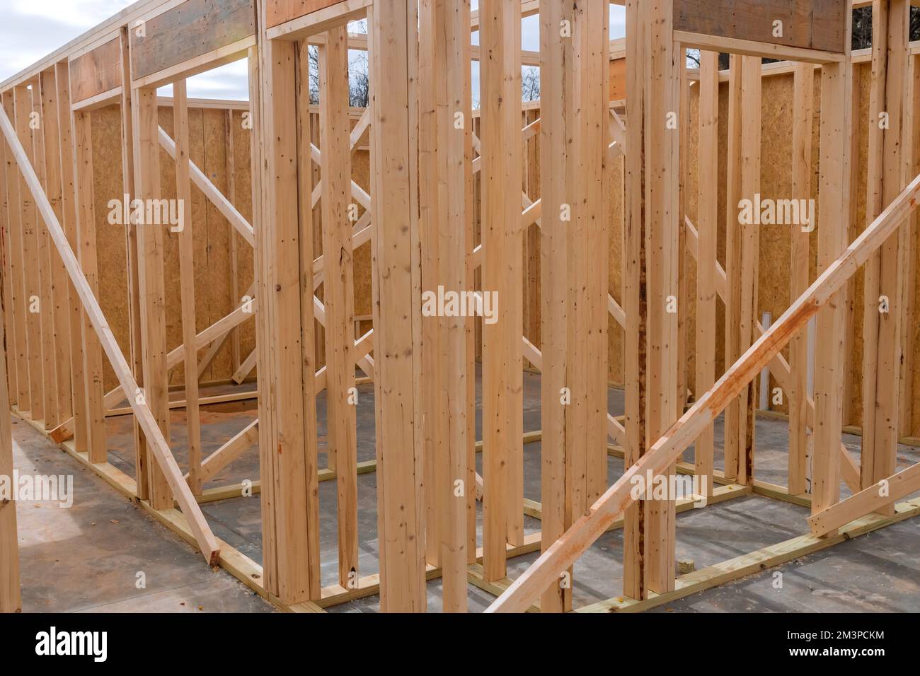 La construction de la maison de poutre construite avec le cadre en bois de la maison de cadre est actuellement en cours Banque D'Images