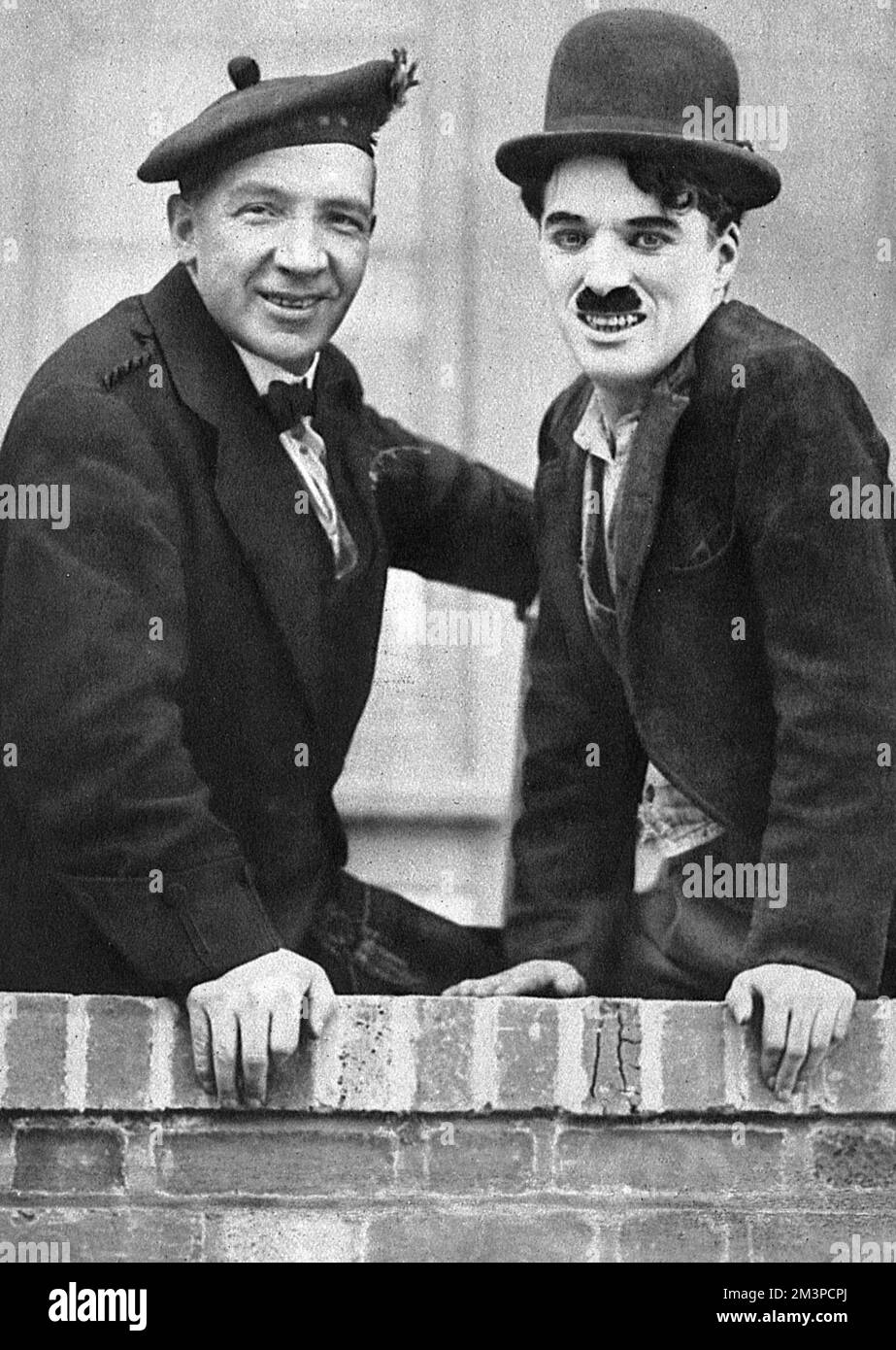Harry Lauder et Charlie Chaplin photographiés ensemble lors de la réalisation d'un court-métrage pour aider à recueillir des fonds pour le Fonds britannique des soldats blessés. Le film n'a pas été terminé ou sorti à ce moment-là. Banque D'Images