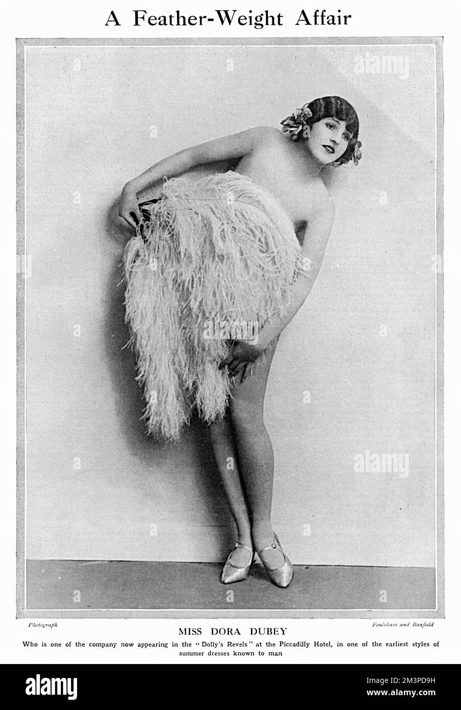 Mlle Dora Dubey, l'une des sociétés figurant dans les Revels de Dolly à l'hôtel Piccadilly de Londres en 1924. Le passant commente qu'elle est, "dans l'un des premiers styles de robes d'été connus de l'homme." Date: 1924 Banque D'Images