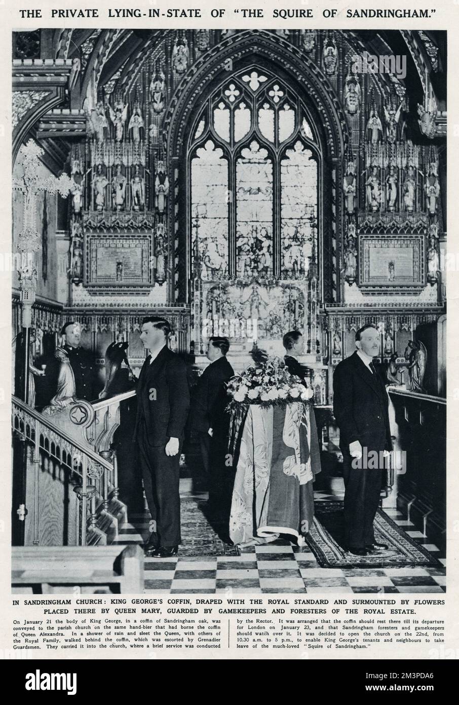 Le roi George V couché-dans-l'état dans la petite église de Stoned gris de Saint Mary Magdalene à Sandringham, gardée par des garde-chasse et des forestiers du domaine royal. Le cercueil est drapé avec la norme royale. Date : janvier 1936 Banque D'Images