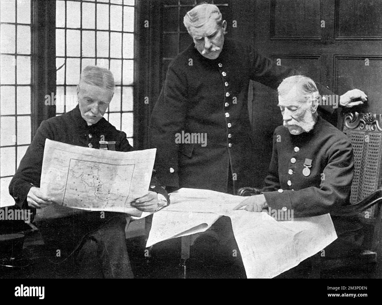 Les anciens combattants de Chelsea discutent de la position des armées adverse en août 1914. Date: 1914 Banque D'Images