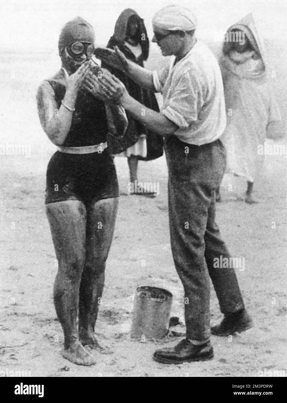La nageuse longue distance Mercedes Gleitze, en eau libre, se graisse elle-même en préparation pour son détroit de Gibraltar a tenté de nager (elle a réussi sa deuxième tentative en 1928). Date: 1927 Banque D'Images