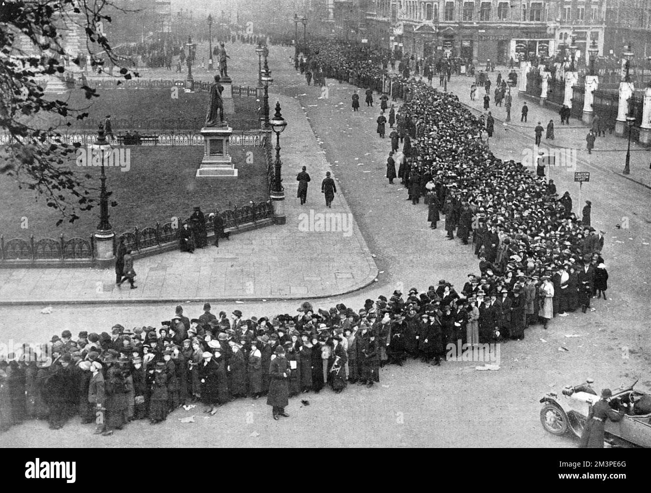 Juste une partie de l'énorme file d'attente attendant leur tour de passer et de payer leurs respects à la tombe du guerrier inconnu après la cérémonie du jour de l'armistice en 1920. 1920 Banque D'Images