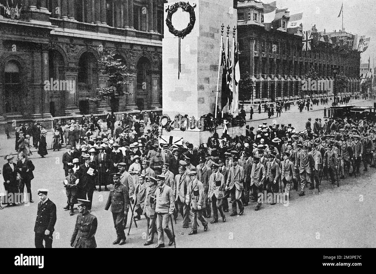 Hommes handicapés de Roehampton au cénotaphe, 1919 Banque D'Images