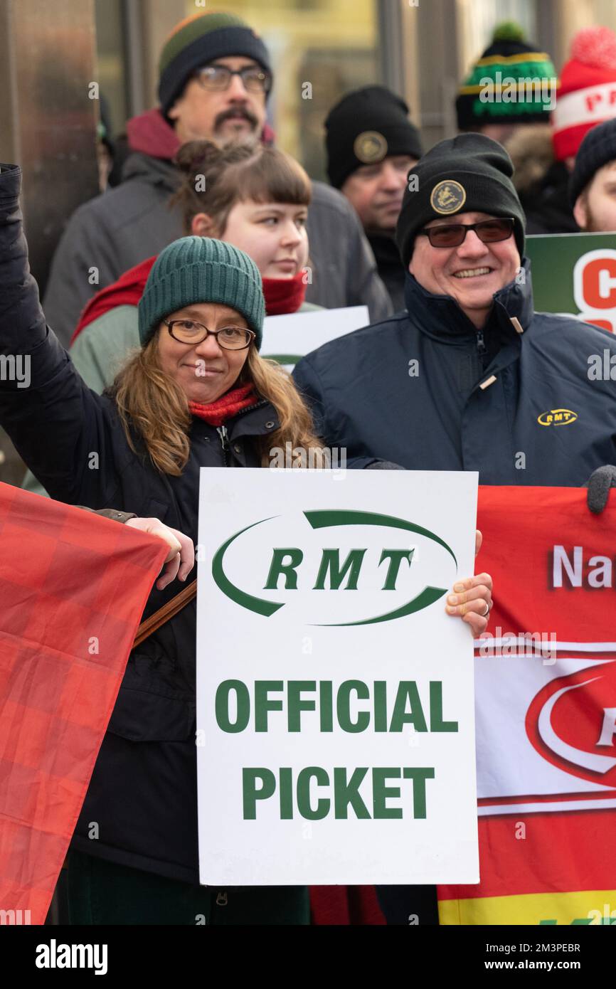 Manchester, Royaume-Uni. 16th décembre 2022. RMT (Syndicat national des travailleurs des chemins de fer, des Maritimes et des Transports) grévistes à la station Manchester Piccadilly, ligne Picket. Au cours d'une succession de jours de grève perturbant les voyages en train à travers le Royaume-Uni 16th décembre 2022 crédit: GaryRobertschography/Alay Live News Banque D'Images