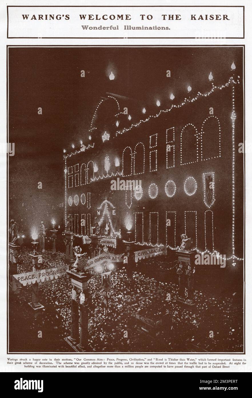 La boutique Warings d'Oxford Street, Londres, a décoré l'avant de ses lumières avec des motos qui restent « notre objectif commun : paix, progrès, civilisations » et « l'épaisseur du sang par rapport à l'eau », avec des millions de personnes passant par. Banque D'Images