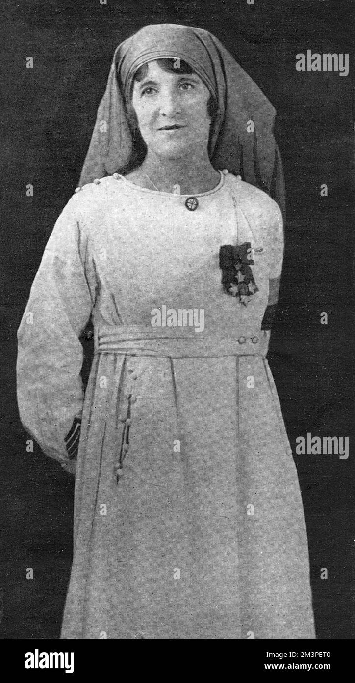 Lilian Decima, Lady Moore-Guggisberg, CBE (11 décembre 1871 18 février 1964), mieux connue par son nom de scène Décima Moore, chanteuse et actrice anglaise, connue pour ses performances dans des rôles soprano avec l'Opéra d'Oyly carte et dans des comédies musicales. Moore a fondé le Women's Emergency corps, qui a organisé des femmes volontaires, et a créé plusieurs clubs de congé, agissant comme directeur général du club de congé de la Marine britannique, de l'Armée de terre et de l'Armée de l'Air à Paris. Après l'armistice, à Cologne, elle a organisé un club pour l'armée d'occupation. En 1918, elle a été fait commandant de l'Ord le plus excellent Banque D'Images