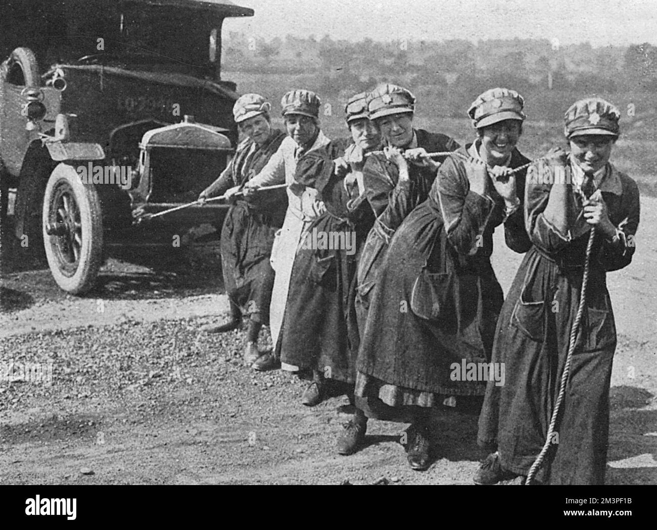 Les membres de la Légion des femmes, qui ont travaillé à la contoying des soldats blessés parmi beaucoup d'autres tâches, tirant une ambulance en panne pendant la première Guerre mondiale. 1918 Banque D'Images