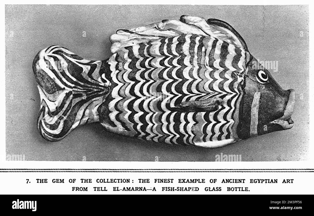 Une bouteille en verre en forme de poisson, en particulier un tilapia du Nil. La bouteille a été trouvée sous le plancher d'une maison à Tell el-Amarna. Il est de couleur bleue, jaune et blanche. Date : vers BC 1350 Banque D'Images