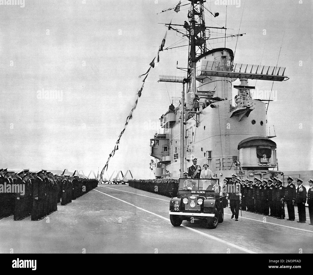 La Reine et le Prince Philippe inspectent la parade sur Albion Banque D'Images