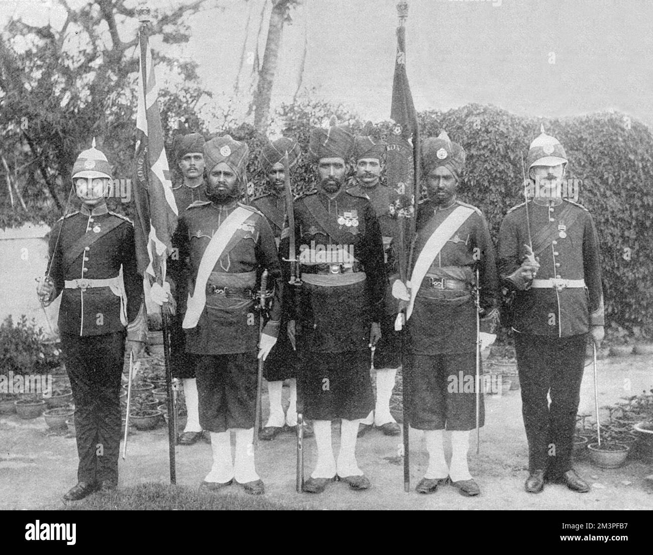 Les troupes indiennes en Chine - les premières couleurs du régiment de Hong Kong, présenté en 1895 par Sir William Robinson. Le régiment est sous le commandement du lieutenant-colonel Retalick de l'infanterie sikh de 45th. Date: 1900 Banque D'Images