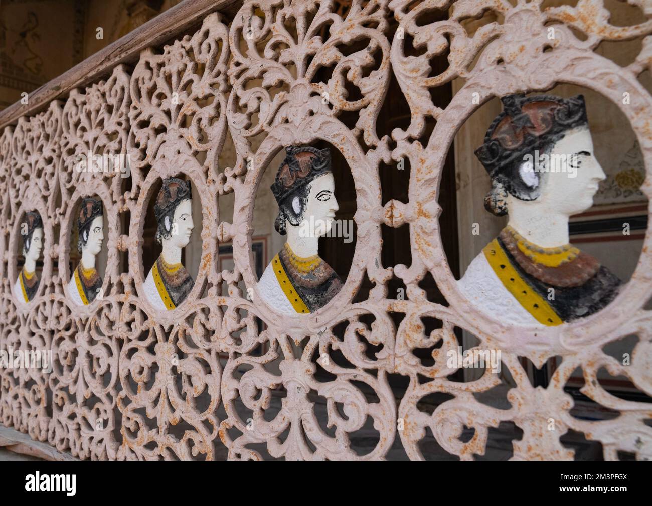 Reine Victoria sur la clôture en fer de Hanuman Prasad Nevatia Haveli, Rajasthan, Fatehpur, Inde Banque D'Images