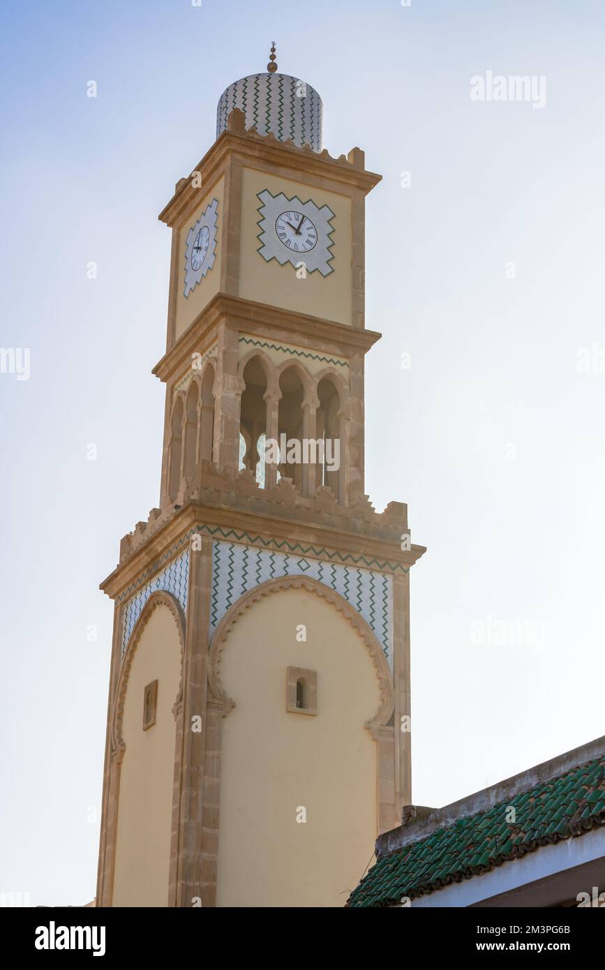 Tour de l'horloge de Casablanca en français Tour de l'horloge contre ciel bleu Banque D'Images