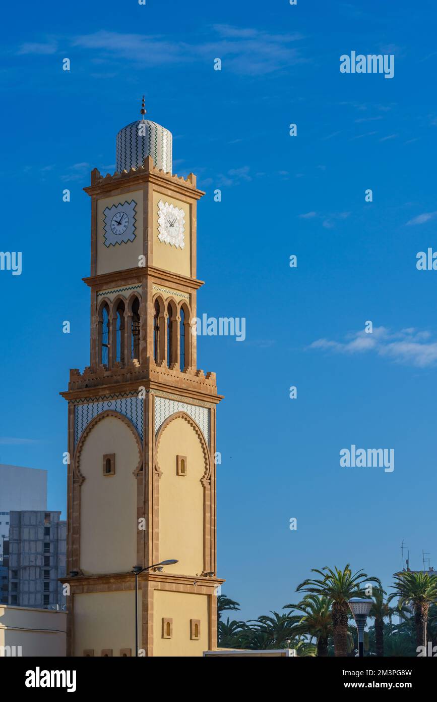 Tour de l'horloge de Casablanca en français Tour de l'horloge contre ciel bleu Banque D'Images