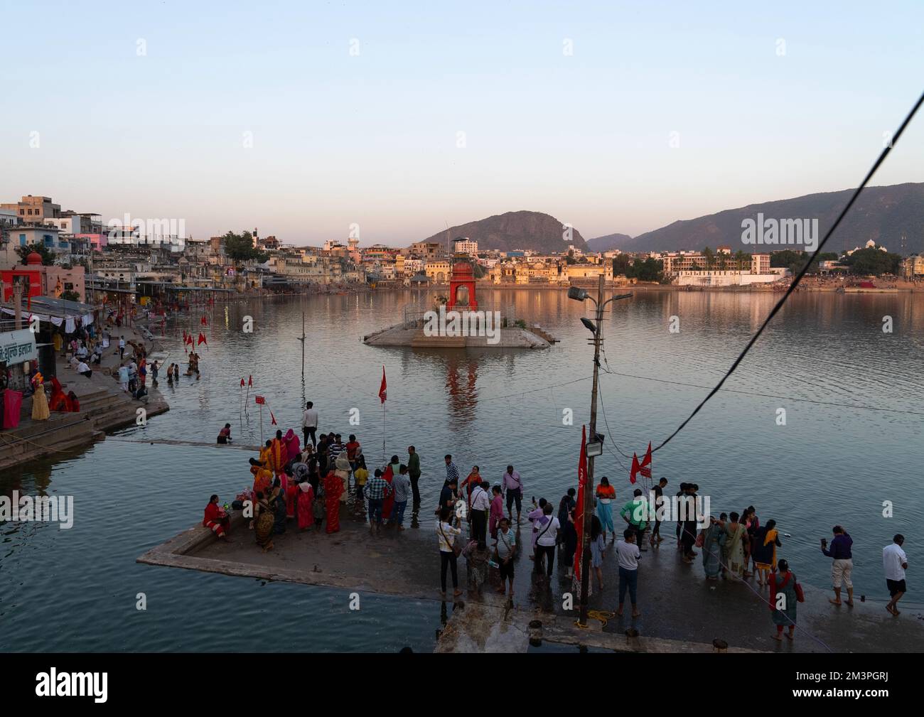 Pèlerins indiens dans le lac Barhama et des ghats de baignade, Rajasthan, Pushkar, Inde Banque D'Images