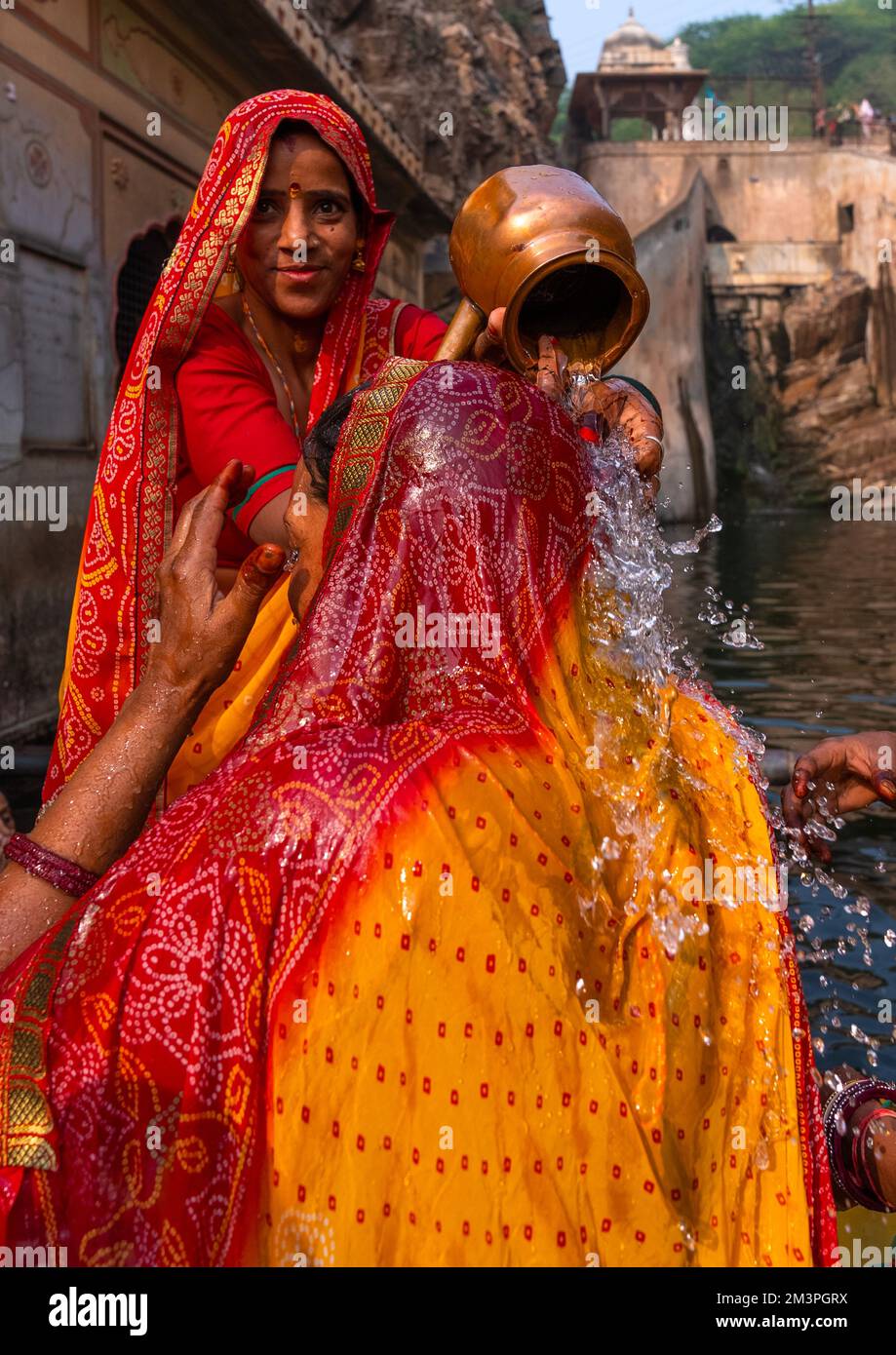 Pèlerins indiens ayant un bain dans le temple de Galtaji alias temple de singe, Rajasthan, Jaipur, Inde Banque D'Images