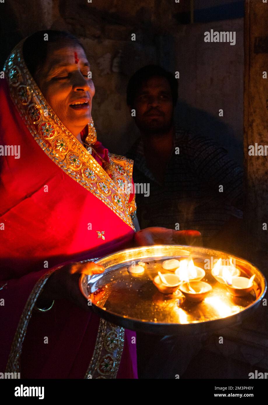Femme indienne offrant des bougies pour Diwali, Rajasthan, Jaipur, Inde Banque D'Images
