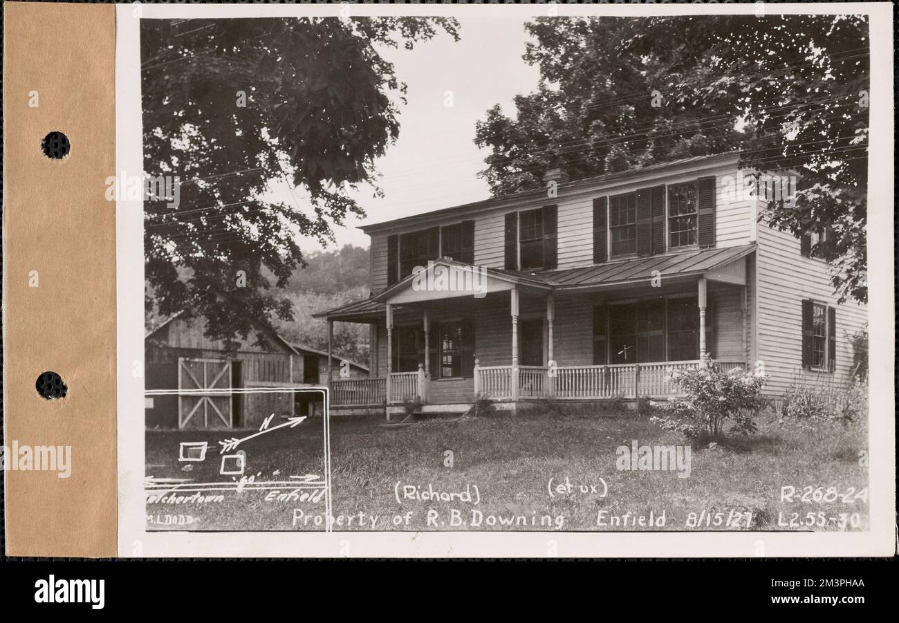 Richard B. Downing et épouse, maison et grange, Enfield, Massachusetts, août 15, 1927 : Numéro de colis 268-24, Richard B. et Edith H. Downing , ouvrages d'eau, réservoirs, structures de distribution d'eau, immobilier, structures résidentielles, granges Banque D'Images