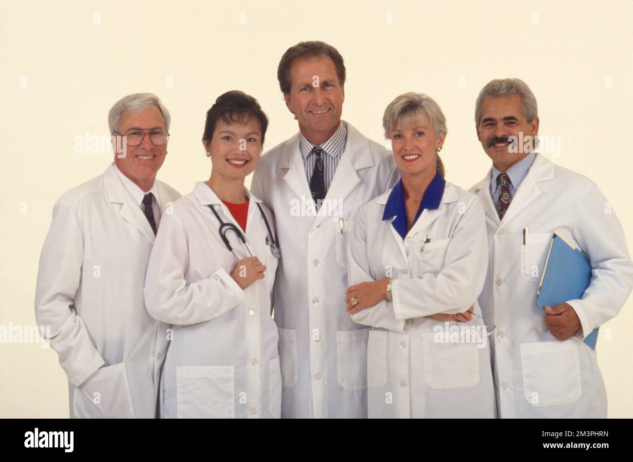Portrait d'un groupe d'hommes et de femmes médecins souriant Banque D'Images
