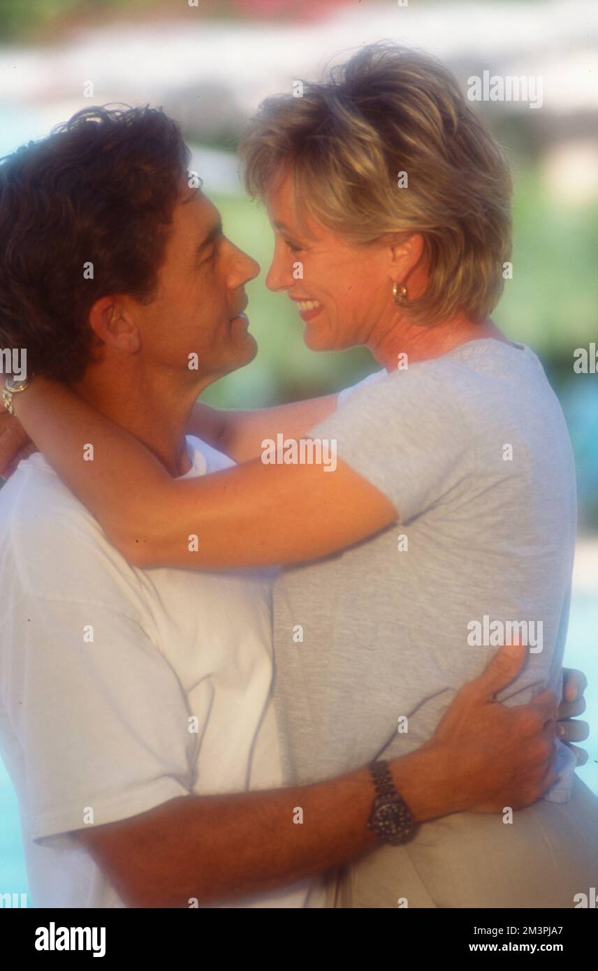 Un jeune couple s'embrasse Banque D'Images