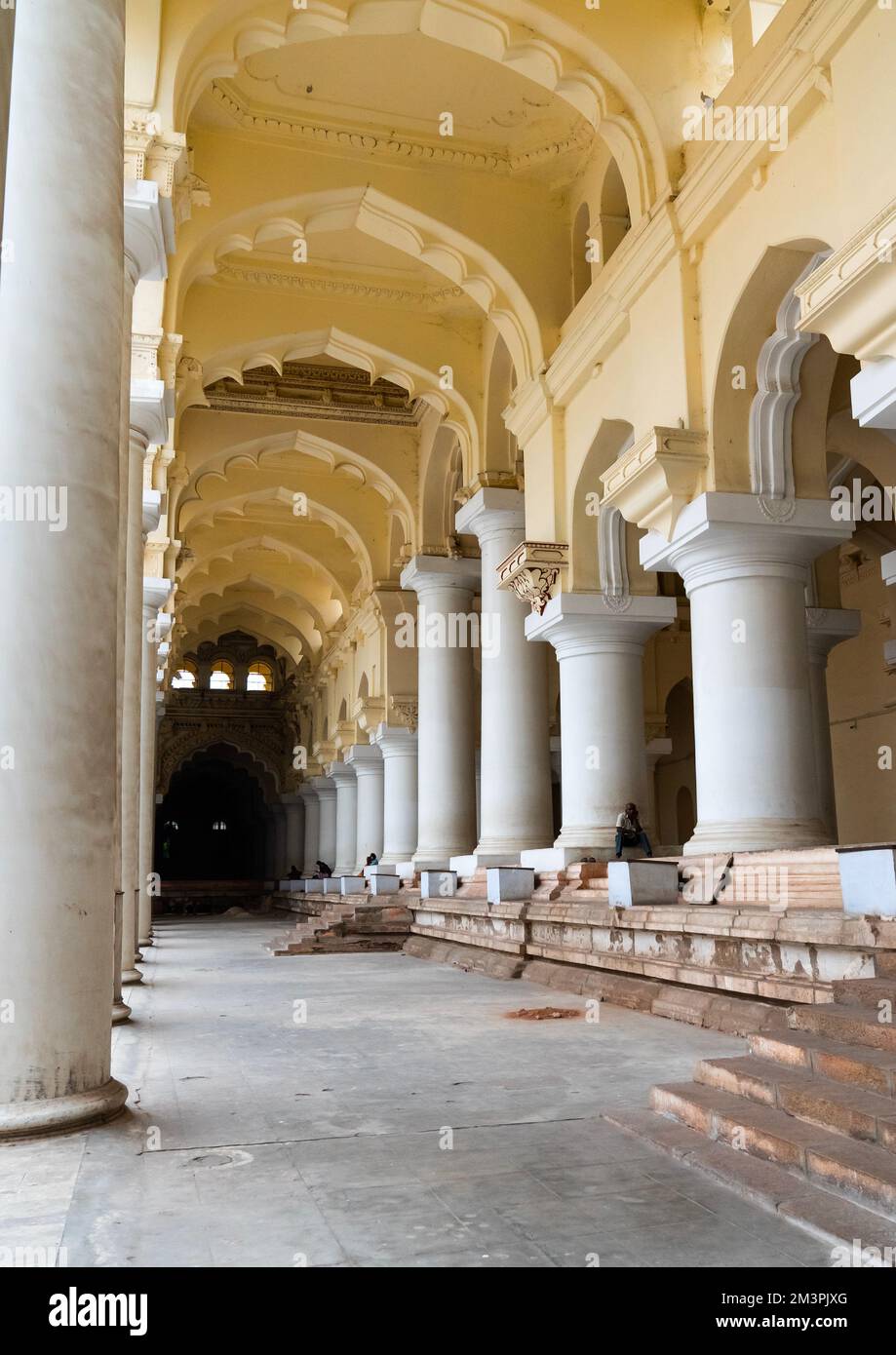 Les gens s'assoient dans la salle aux piliers du palais Thirumalai Nayakar, Tamil Nadu, Madurai, Inde Banque D'Images