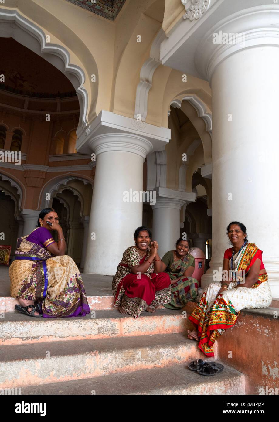 Femmes dans la salle des pillées du Palais Thirumalai Nayakar, Tamil Nadu, Madurai, Inde Banque D'Images