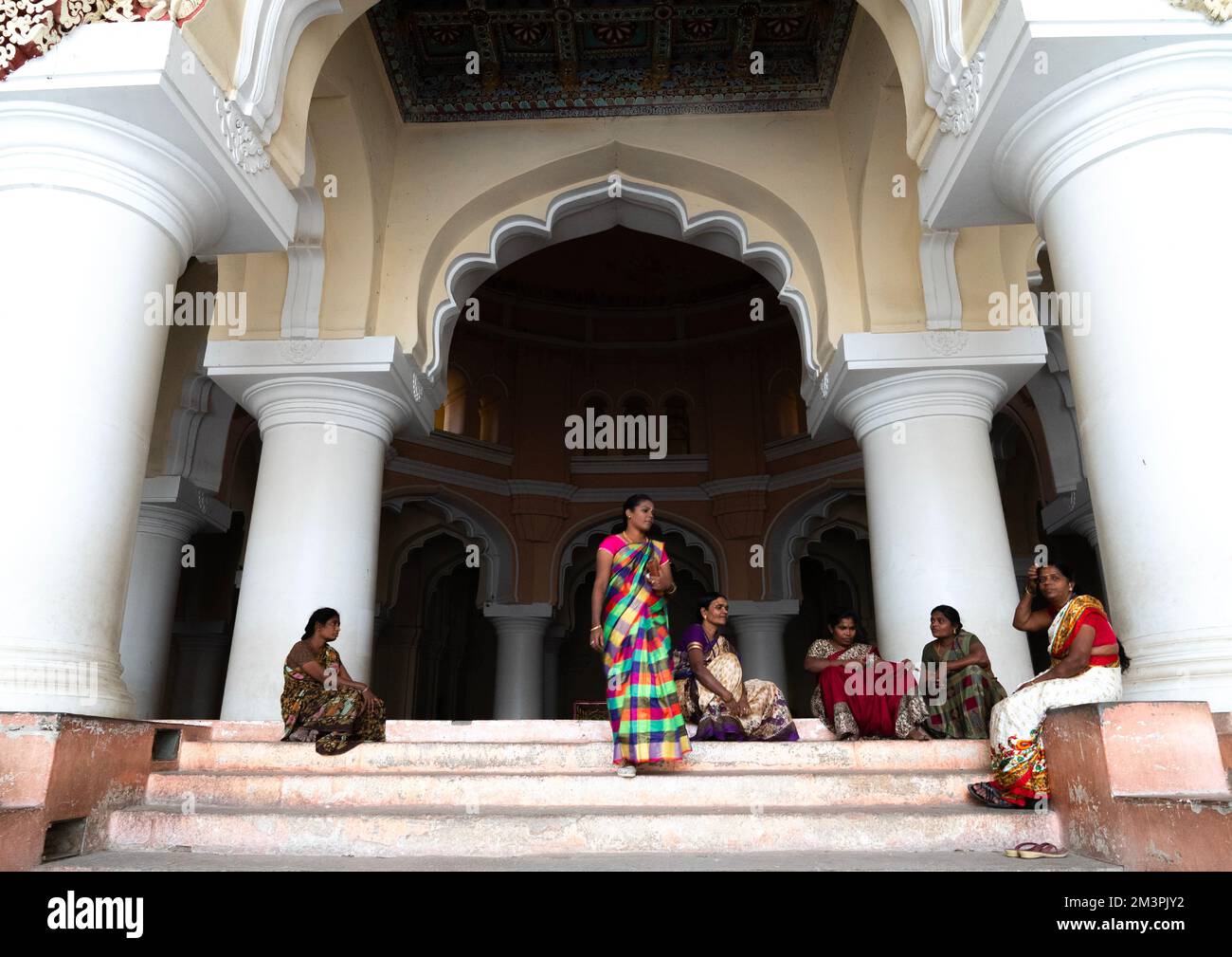 Femmes dans la salle des pillées du Palais Thirumalai Nayakar, Tamil Nadu, Madurai, Inde Banque D'Images