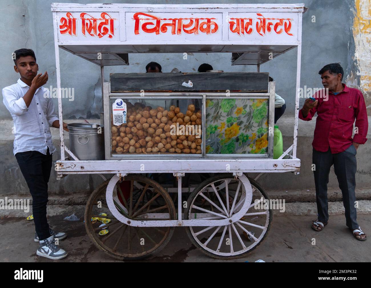 Panipuri en vente dans un camion alimentaire, Rajasthan, Mukundgarh, Inde Banque D'Images