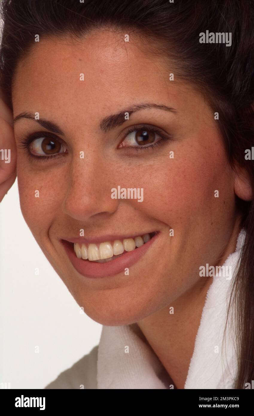 Portrait en gros plan d'une femme hispanique souriante Banque D'Images