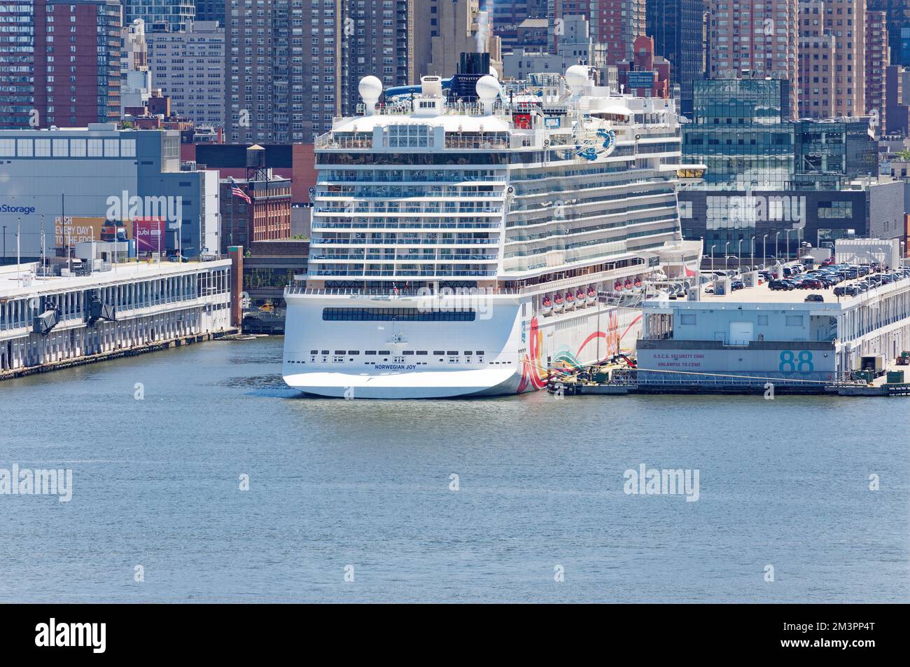 Norwegian Joy, un bateau de croisière de la Norwegian Cruise Line, navigue de New York en été et en automne aux Bermudes, aux Bahamas, aux Caraïbes, au Canada et en Nouvelle-Angleterre. Banque D'Images