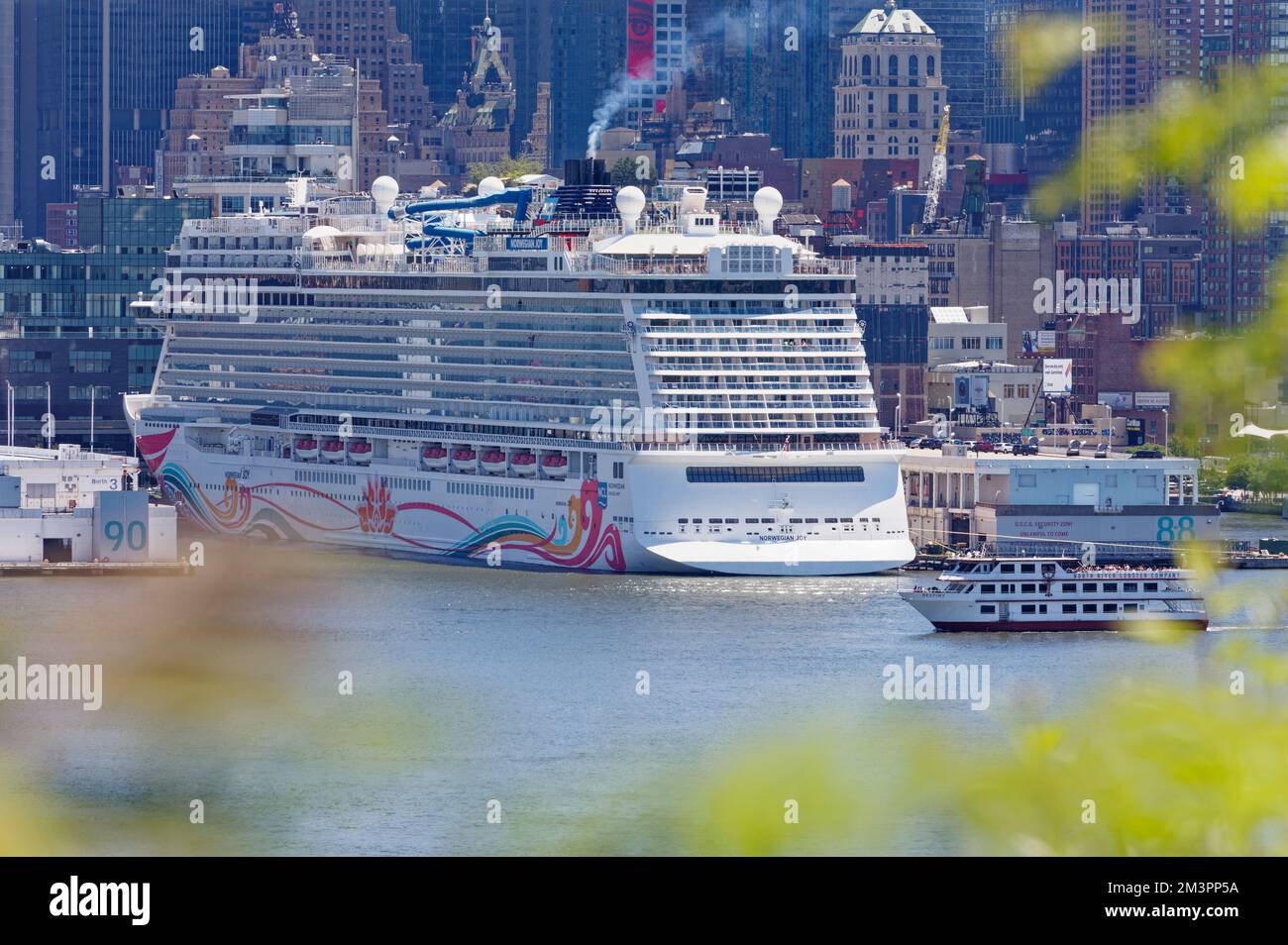 Norwegian Joy, un bateau de croisière de la Norwegian Cruise Line, navigue de New York en été et en automne aux Bermudes, aux Bahamas, aux Caraïbes, au Canada et en Nouvelle-Angleterre. Banque D'Images