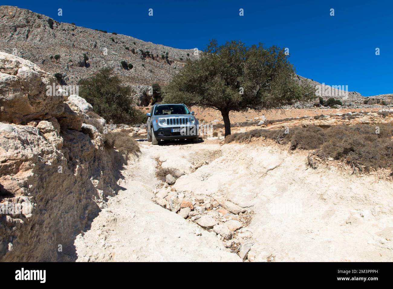 Vacances avec une voiture de location. 4x4 tout terrain Jeep Renegade sur la route de terre sur l'île de Rhodes. Grèce. 09 octobre 2022 Banque D'Images