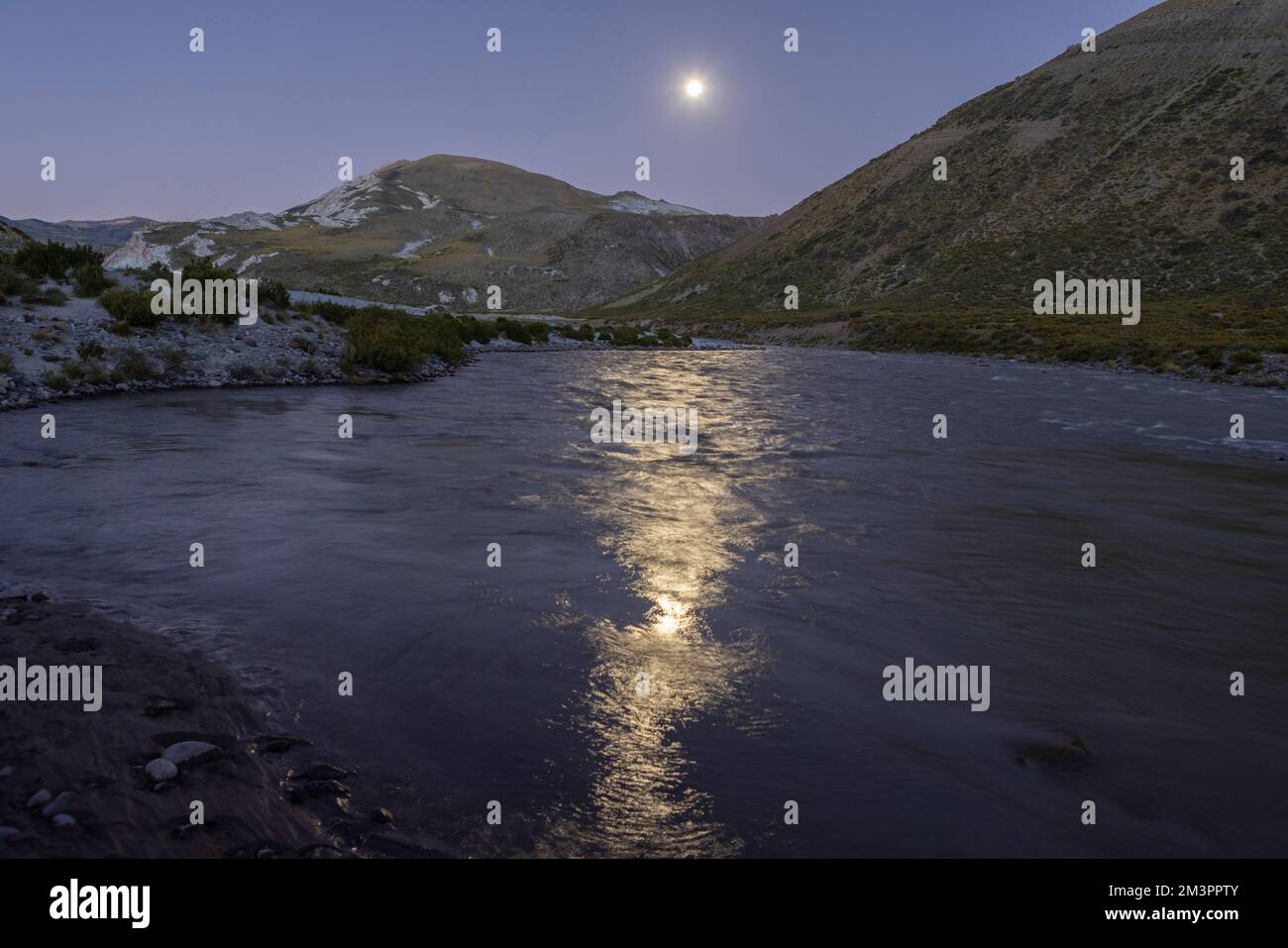 Pleine lune se reflétant sur l'eau du Rio Grande à Paso Vergara - traversant la frontière entre le Chili et l'Argentine tout en voyageant en Amérique du Sud Banque D'Images