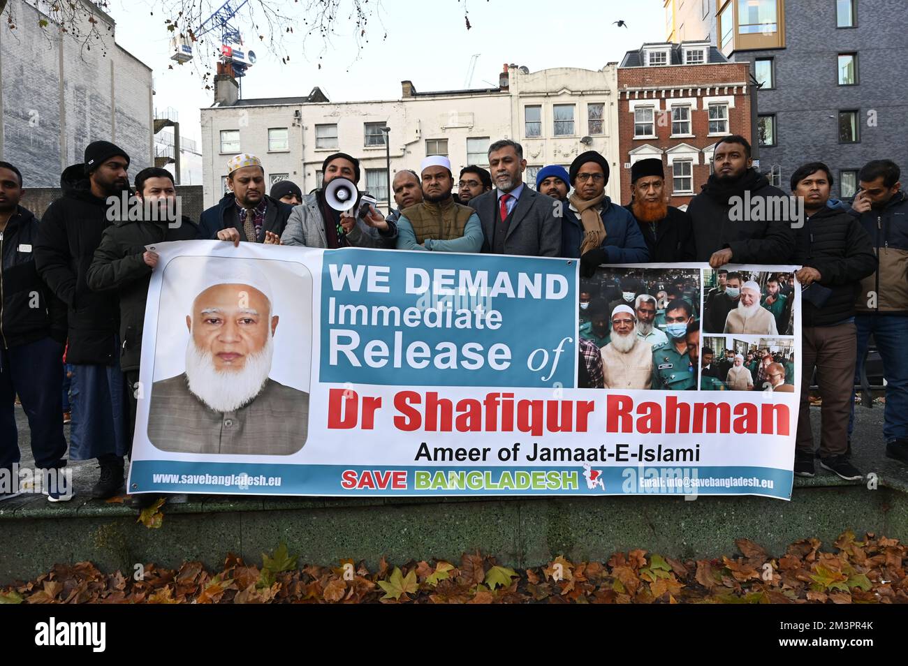 Londres, Royaume-Uni. 16th décembre 2022. La démocratie est la malédiction des personnes de couleur, les gens crient au fait que la démocratie est un autre chaos national dans le pays. Pourquoi, outre-mer le Bangladesh proteste à l'arrestation du chef de l'opposition et de l'Ameer du Bangladesh Jamaat-e Islami Dr. Shafiqur Rahman par le régime fasciste Awami. Malheureusement, aujourd'hui, 16 décembre sera aussi "la Ligue Awami du Bangladesh - le 51st anniversaire de la victoire" au lieu de célébrer qu'ils protestent pour la soi-disant démocratie pour le changement de régime? Curieusement, il semble aussi que l'Occident ait intérêt à la démocratie Banque D'Images