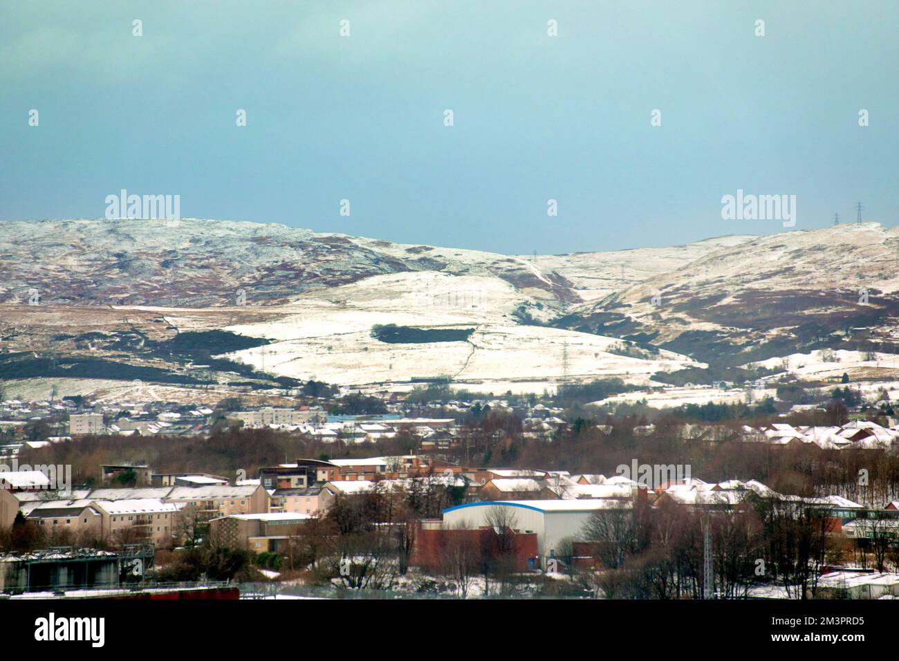 Glasgow, Écosse, Royaume-Uni 16th décembre 2022. Météo au Royaume-Uni : les températures glaciales ont vu de la neige épaisse au-dessus des remplissages au nord de la ville, alors qu'ils se réveillaient pour trouver une épaisse couverture au-dessus de la ville, les collines de kilpatrick au nord de la Faifley. Crédit Gerard Ferry/Alay Live News Banque D'Images