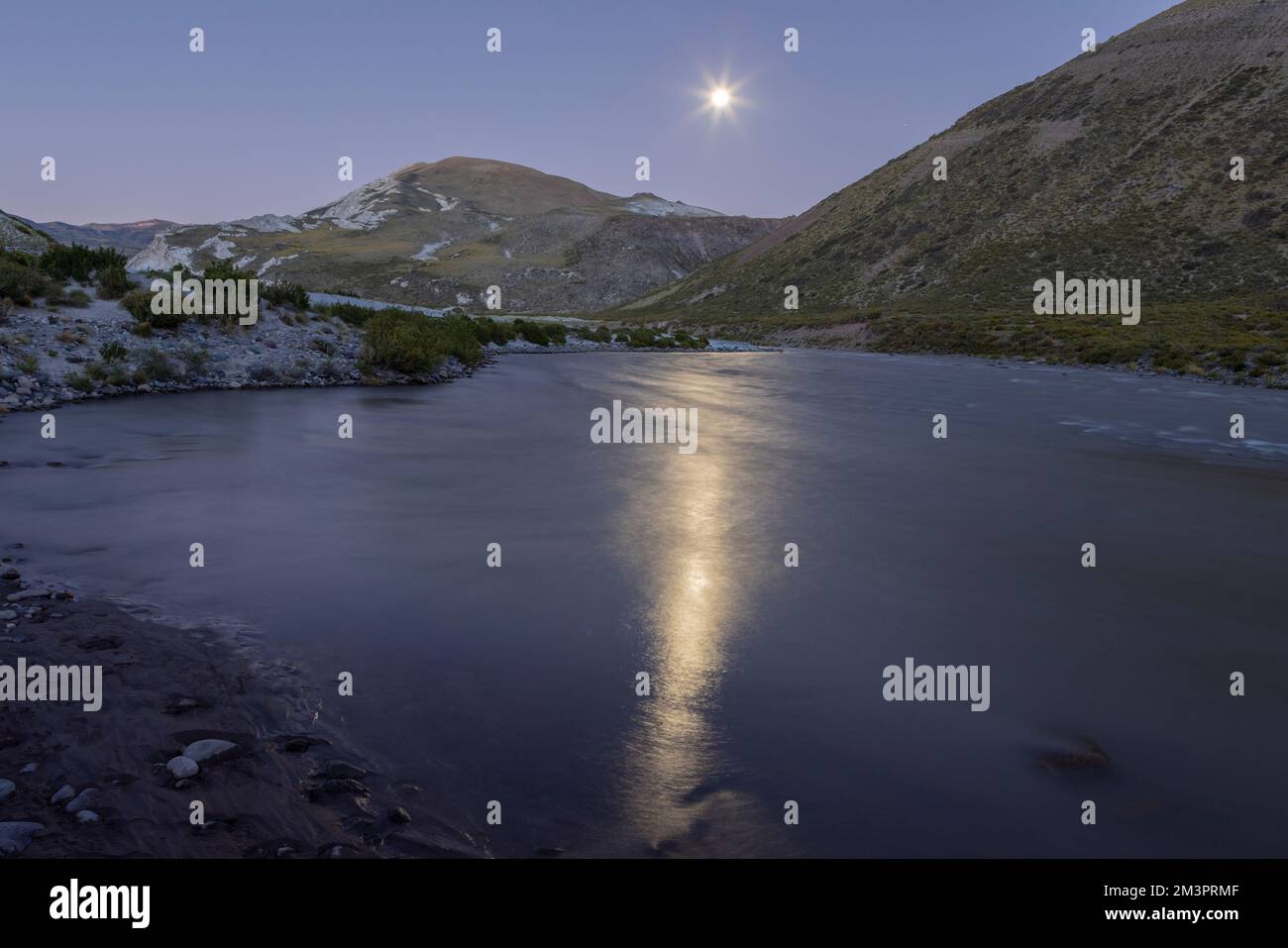 Pleine lune se reflétant sur l'eau du Rio Grande à Paso Vergara - traversant la frontière entre le Chili et l'Argentine tout en voyageant en Amérique du Sud Banque D'Images