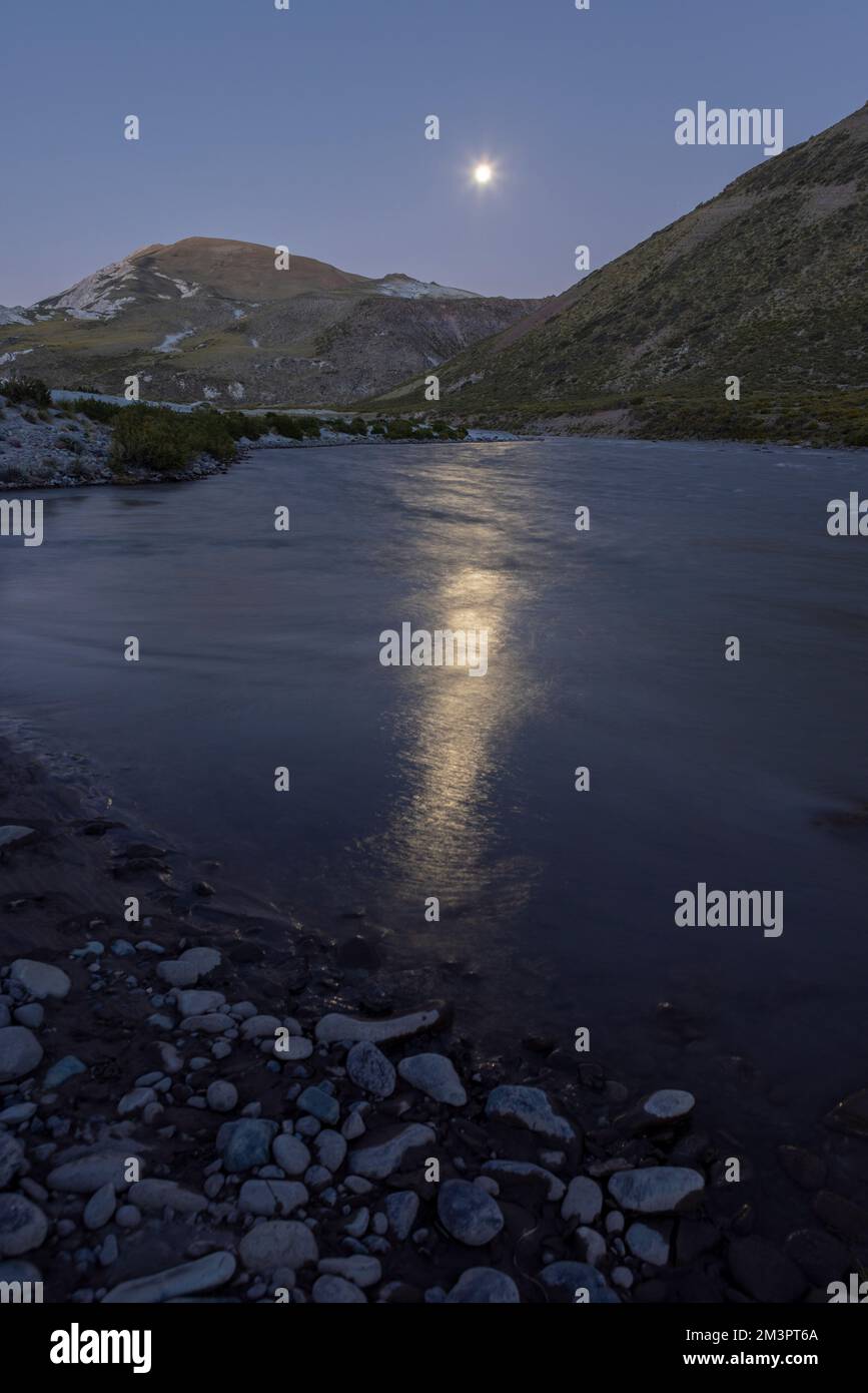 Pleine lune se reflétant sur l'eau du Rio Grande à Paso Vergara - traversant la frontière entre le Chili et l'Argentine tout en voyageant en Amérique du Sud Banque D'Images
