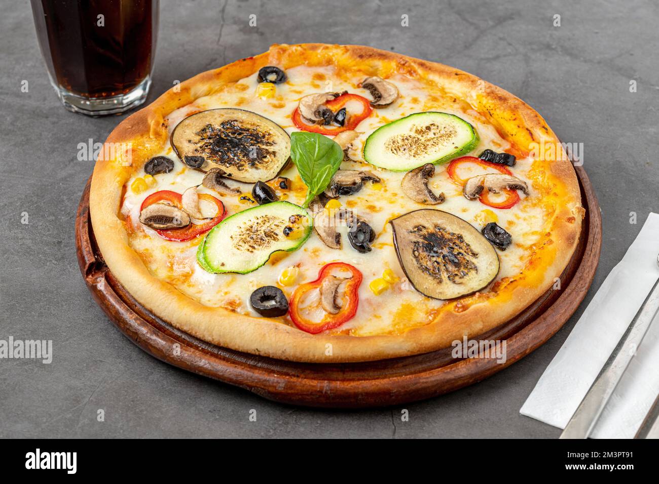 Pizza végétarienne avec aubergines, courgettes et champignons sur une table en pierre sombre Banque D'Images